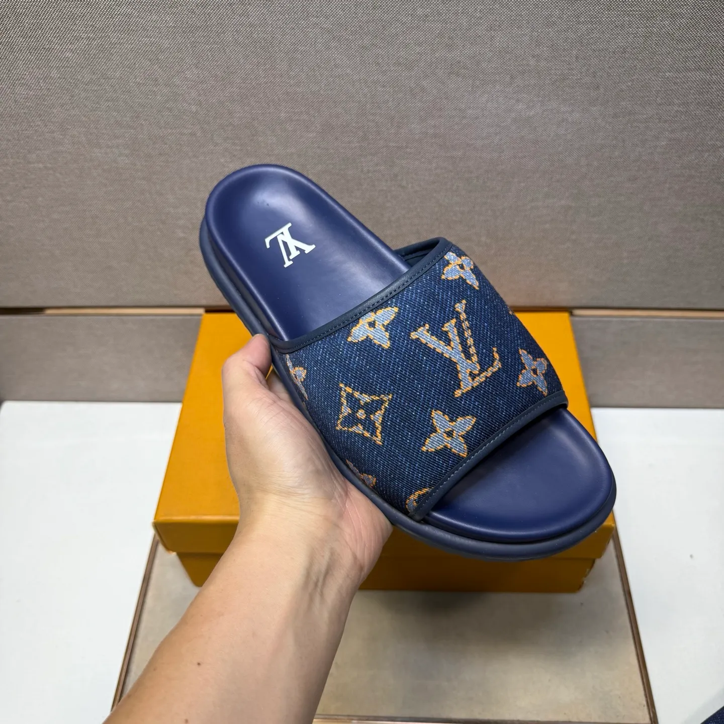 ⬛️Men's shoes 💰p320 [LV～] Men's casual slippers 2025z cabinet sales simultaneously 🔶Size: 38-44 #️⃣ 🔷2 colors🔜The upper is made of multi-material splicing➕Genuine leather lining, comfortable and breathable, sole: original comfortable and wear-resistant outsole, ⚠️Real shot📱Photographed🎬The real thing is better📢📢📢